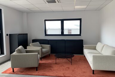 Ontvangstruimte kantoor soft seating tapijt