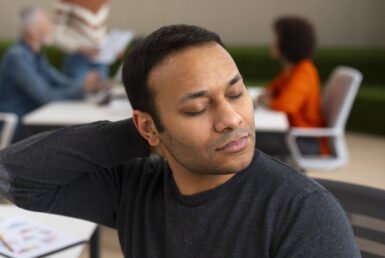Nek- en schouderstretches voor op het werk