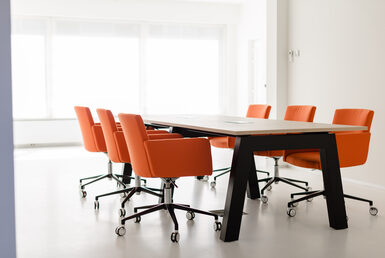 Salle de réunion avec chaises de conférence orange