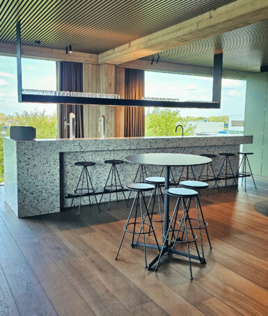 Sta-tafels met krukjes eetruimte kantoor